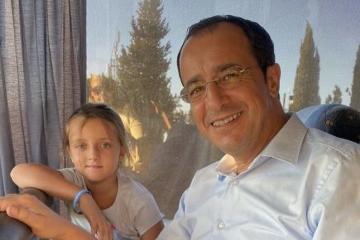 Νίκος Χριστοδουλίδης: Πήγε για καφέ μαζί με την κόρη του (Φώτο)